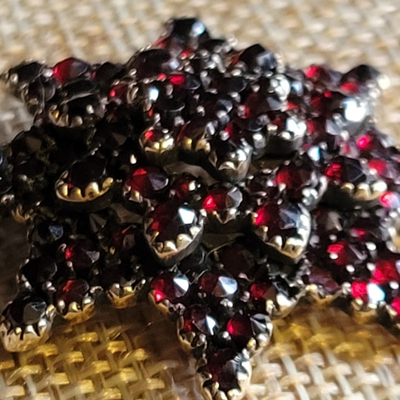 Antique Victorian Garnet Star Brooch - Picture 2 of 6